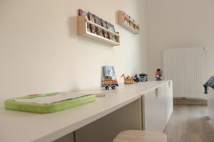 chambre garçon bureau et coffres à jouets