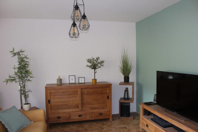 Salon rénové meilleur circulation fluide agencement nouveau canapé