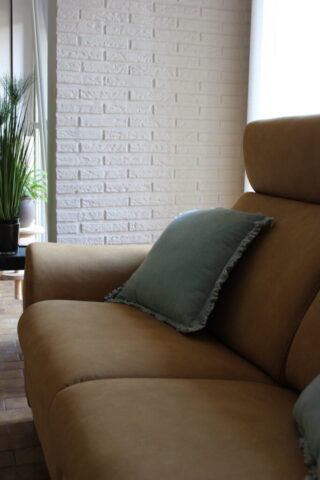 Salon rénové meilleur circulation fluide agencement nouveau canapé