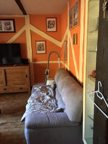 Salon mal agencé très coloré vieux