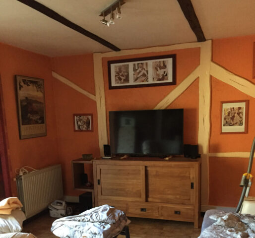 Salon mal agencé très coloré vieux