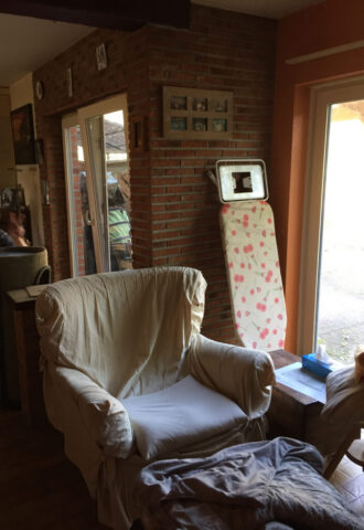 Salon mal agencé très coloré vieux