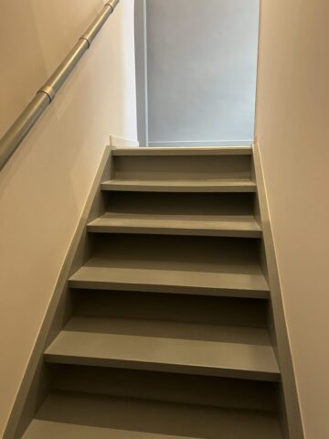 Cage d'escalier rénovée peinte