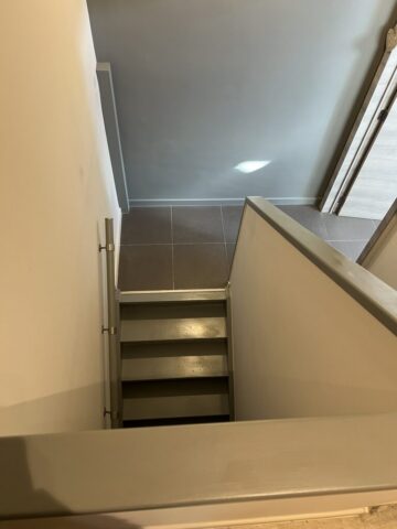 Cage d'escalier peinte