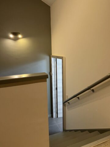 Cage d'escalier rénovée peinte