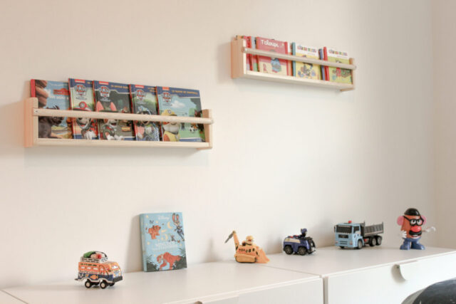 chambre garçon étagères de livres bibliothèque jouets